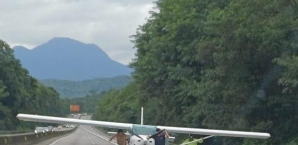 Avião monomotor realiza pouso forçado na BR-101 em SC; veja o v