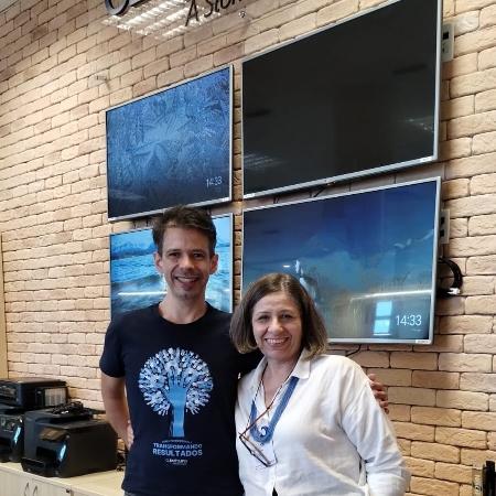 Josélia ao lado do colega Marcelo em um dia de trabalho presencial Josélia ao lado do colega Marcelo em um dia de trabalho presencial