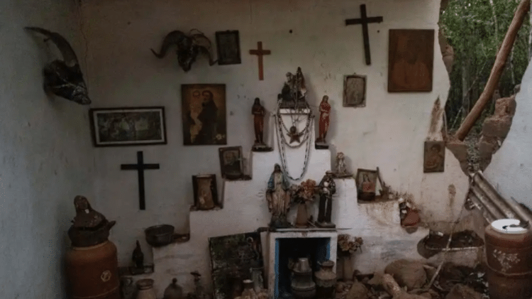 Altar com imagens levadas por famílias locais, e passadas entre gerações, foi parcialmente destruído durante ação dos agentes do ICMBio Altar com imagens levadas por famílias locais, e passadas entre gerações, foi parcialmente destruído durante ação dos agentes do ICMBio