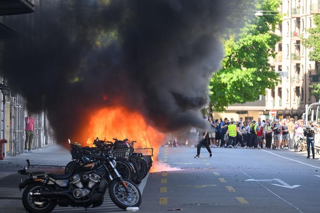 14.jun.2026 - Manifestantes incendeiam carro Tesla e quebram janelas de escritório da ONU em marcha contra o G7 em Genebra - undefined