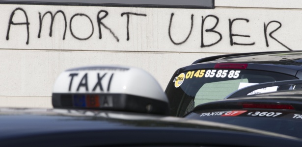 Pichação "morte ao Uber" na região oeste de Paris, em junho, antes da proibição - Kenzo Tribouillard/AFP