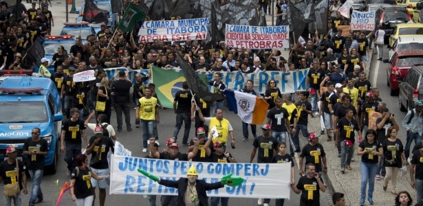 Trabalhadores protestam contra a suspensão das obras da refinaria da Petrobras do Comperj - Vanderlei Almeida - 24.ago.2015/AFP