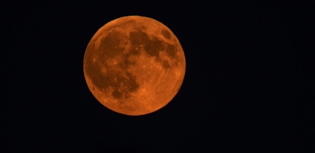 Foto de Super Lua que ocorreu em 29 de agosto de 2015 - Georgi Licovski/AFP
