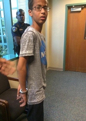 O estudante muçulmano Ahmed Mohamed, de 14 anos, foi detido depois que seu relógio foi confundido com uma bomba na escola MacArthur High Scholl, em Irving, no Texas (EUA)  - Twitter/Reprodução