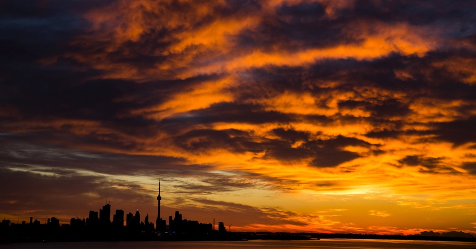 21.set.2015 - O sol ilumina o horizonte de Toronto, no Canadá
