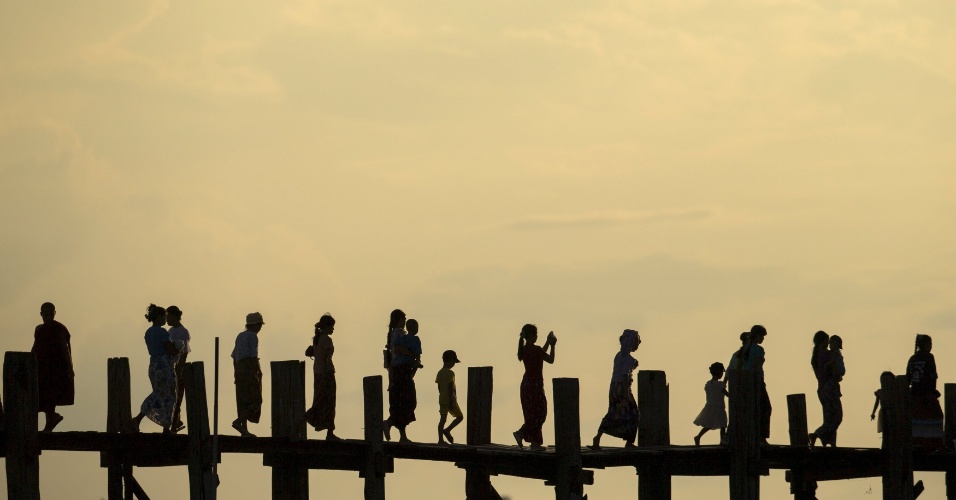 06.out.2015 - Pessoas caminham em ponte que atravessa o lago Tuanghthaman, na cidade de Mandalay, em Mianmar