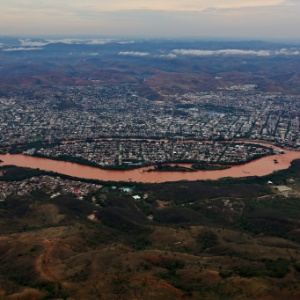 21.nov.2015 - Imagem mostra o impacto da enxurrada de lama que atingiu o rio Doce, em Governador Valadares (MG) - Bruno Alencastro/Agência RBS/Estadão Conteúdo