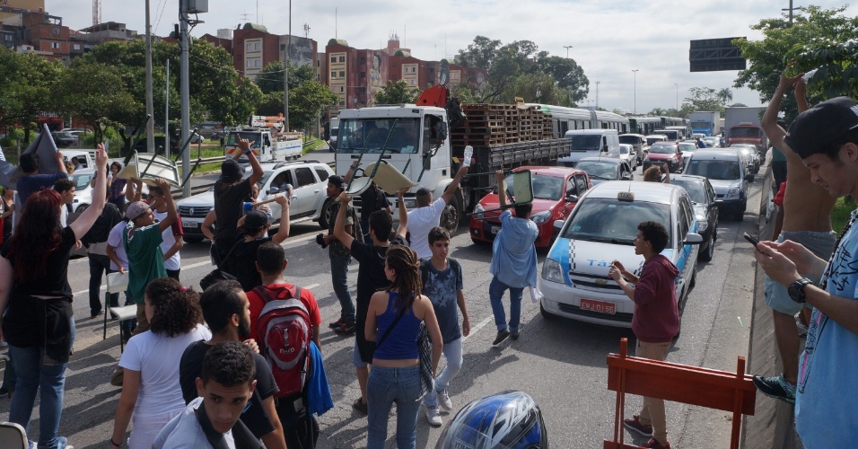 3.dez.2015 - Estudantes também realizaram protesto contra a reorganização escolar na Marginal Tietê, altura da Ponte do Piqueri, zona norte de São Paulo (SP), na manhã desta quinta-feira