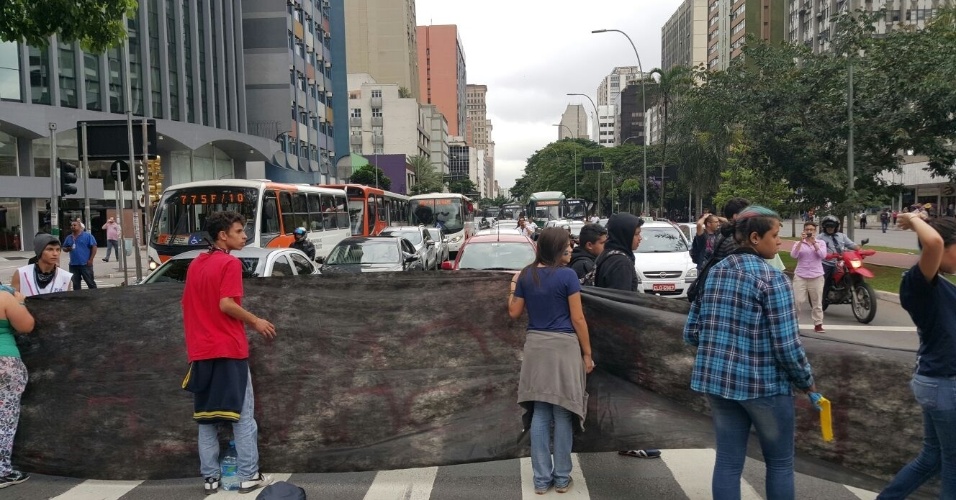 4.dez.2015 - Motoristas discutem com estudantes que fecham o cruzamento das avenidas Faria Lima com Rebouças, na zona Oeste de São Paulo na tarde desta segunda. Eles protestam contra a reorganização escolar, que foi suspenda pelo governo Alckmin na última sexta