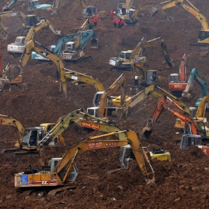 Dezenas de escavadoras são utilizadas na operação de resgate a sobreviventes de deslizamento de terra - Kim Kyung-Hoon/Reuters