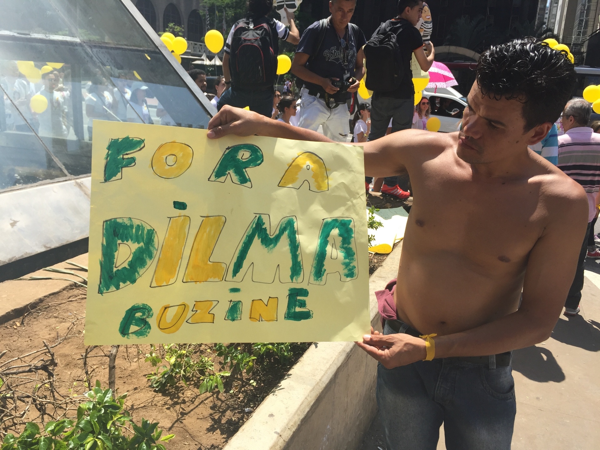Integrante do acampamento faz cartazes para protestar contra o governo da presidente Dilma Rousseff - Pablo Raphael/UOL