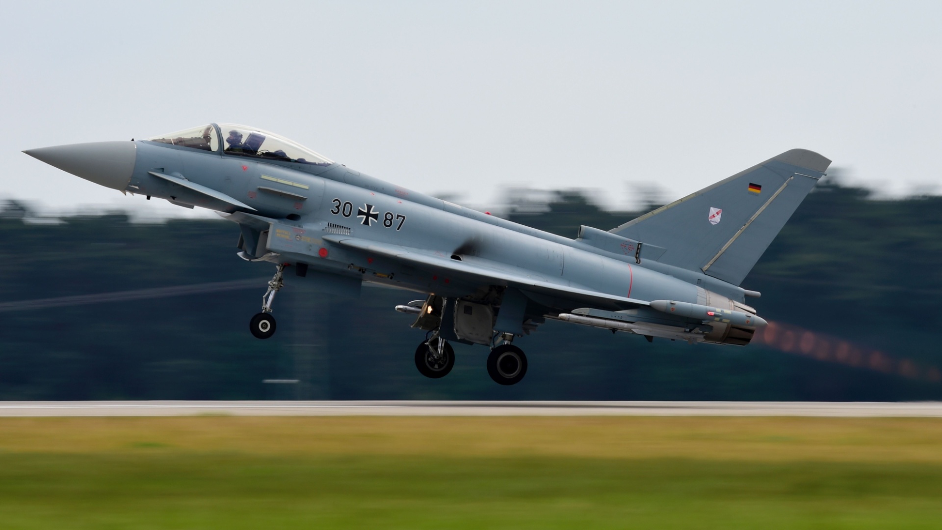 30.mai.2016 - Caça Eurofighter decola do aeroporto Schoenefeld, em Berlim, onde será realizado o International Aerospace Exhibition (ILA) Berlin Air Show. O evento na capital alemã reúne os principais fabricantes de aeronaves do mundo - Tobias Schwarz/AFP Photo
