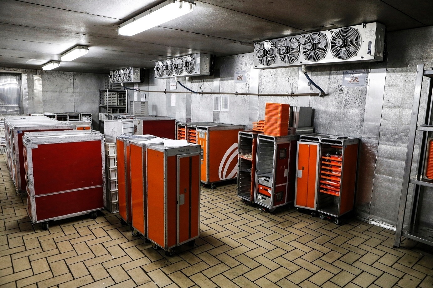 Enquanto aguardam o embarque no voo, os alimentos ficam armazenados em uma câmara refrigerada, com temperatura controlada a 5º C. Eles deixam o local cerca de 40 minutos antes da decolagem d voo - Lucas Lima/UOL
