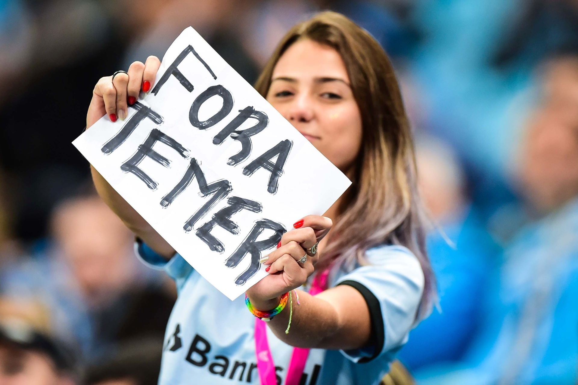 17.mai.2017 - Torcedora do Grêmio empunha um "Fora, Temer" durante a partida contra o Fluminense, válida pela Copa do Brasil 2017, na Arena do Grêmio em Porto Alegre. Presidente foi acusado de ter dado aval para a compra do silêncio do ex-deputado Eduardo Cunha - Vinícius Costa/Futura Press/Estadão Conteúdo