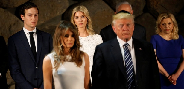 Donald Trump e a mulher, Melania, à frente de Jared Kushner, Ivanka Trump e o casal Benjamin e Sara Netanyahu durante visita ao museu do Holocausto, em Jerusalém (Israel) - REUTERS/Jonathan Ernst 