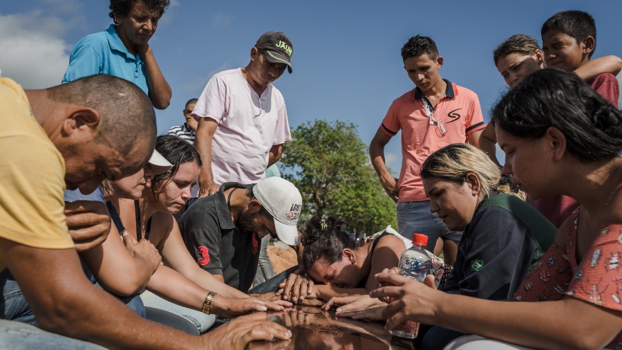 Enterro de uma das vítimas do massacre que deixou 10 mortos na fazenda Santa Lúcia, em Pau d'Arco (PA) Enterro de uma das vítimas do massacre que deixou 10 mortos na fazenda Santa Lúcia, em Pau d'Arco (PA)