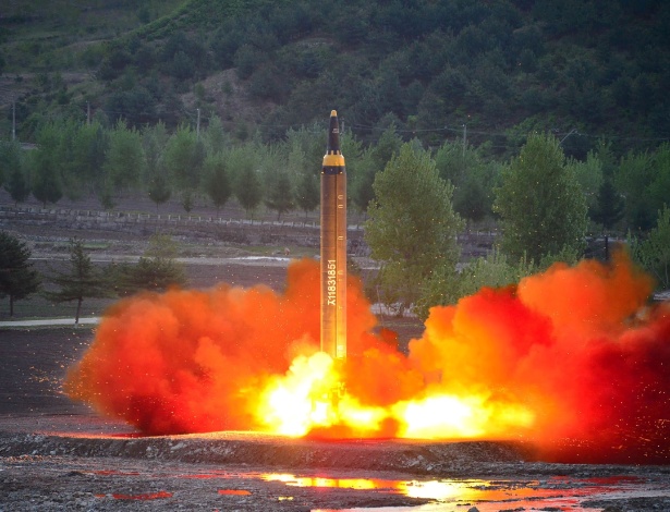 Imagem do míssil Hwasong-12, lançado pela Coreia do Norte na última terça-feira - KCNA VIA KNS/AFP