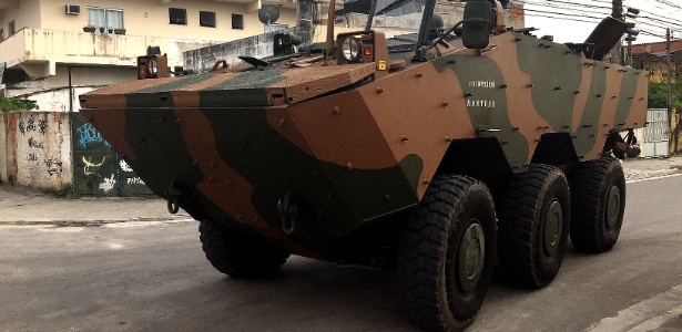 Guarani, o novo blindado do Exército em operação na Vila Catarina, em São Gonçalo - Luis Kawaguti / UOL