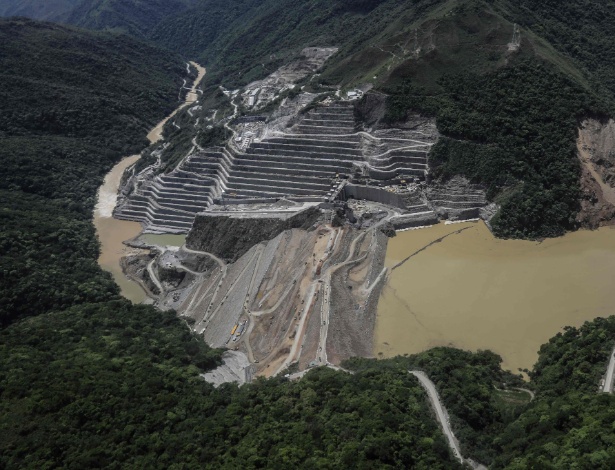 12.mai.2018 - Barragem da hidrelétrica Hidroituango, no rio Cauca, na Colômbia; cheia do rio causou evacuamento da região - AFP PHOTO / JOAQUIN SARMIENTO