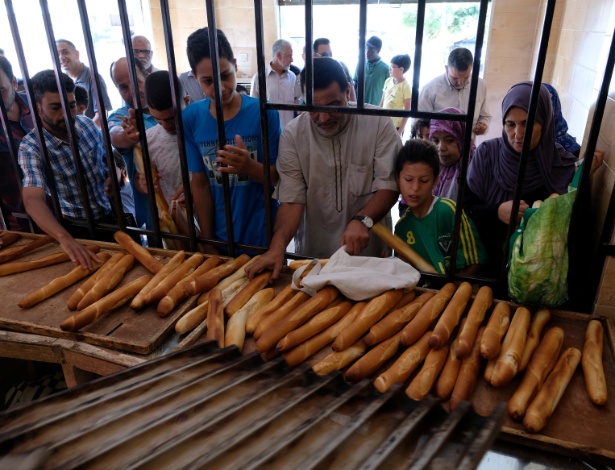 Pessoas compram pão em uma padaria de Benghazi, na Líbia - Esam Omran Al-Fetori/Reuters