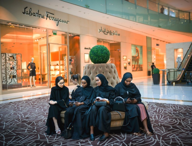 Grupo de mulheres em um shopping de Dubai, nos Emirados Árabes Unidos - Tasneem Alsultan/The New York Times