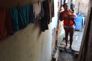 Josicleide dos Santos, 29, tem dois filhos um 10 anos e uma filha de novembro meses vive com R$ 230 do Bolsa Família e com o que o marido tira da pesca em Alagoas - Beto Macário/UOL - Beto Macário/UOL