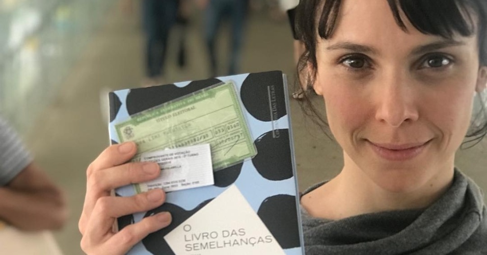28.out.2018 - A atriz Débora Falabella vota com o livro "O Livro das Semelhanças" de Ana Martins Marques