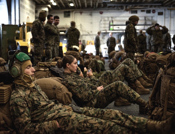 Fuzileiros navais a bordo do USS Iwo Jima, prontos para participar do exercício Trident Juncture da OTAN, na costa da Noruega - Laetitia Vancon/The New York Times