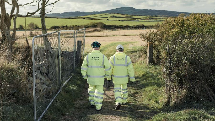 Trabalhadores da Usina Nuclear Horizon perto de um local proposto para a construção da usina, em Cemaes, no País de Gales - Francesca Jones/The New York Times