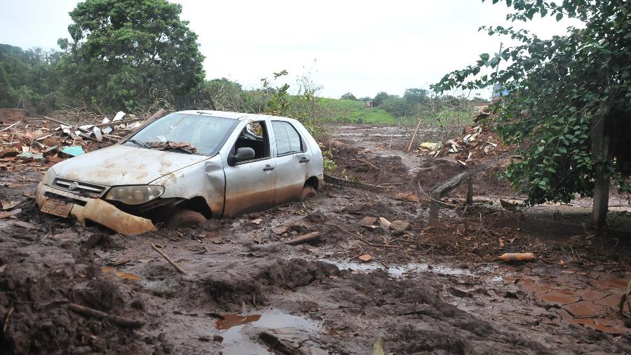 Carro fica preso na lama que vazou em Brumadinho (MG) após rompimento de barragem da Vale - Diogo Antunes/Estadão Conteúdo
