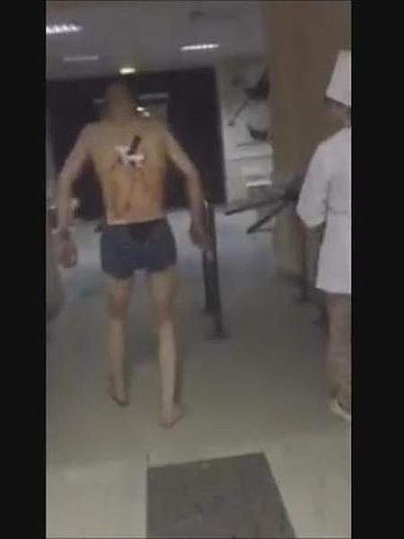 Russo caminha por hospital em Kazan com faca cravada em suas costas - Reprodução de vídeo