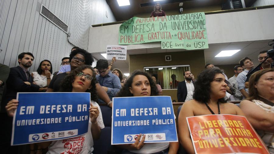 24.abr.2019 - Manifestantes protestam na primeira sessão da CPI para investigar gastos das universidades públicas de SP - Nilton Fukuda/Estadão Conteúdo