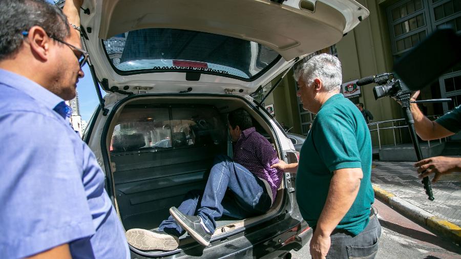 Policiais conduzem suspeitos na chegada ao prédio do Departamento Estadual de Homicídios e de Proteção à Pessoa (DHPP) da Polícia Civil, durante Operação Cronos II - MARIVALDO OLIVEIRA/CÓDIGO19/ESTADÃO CONTEÚDO