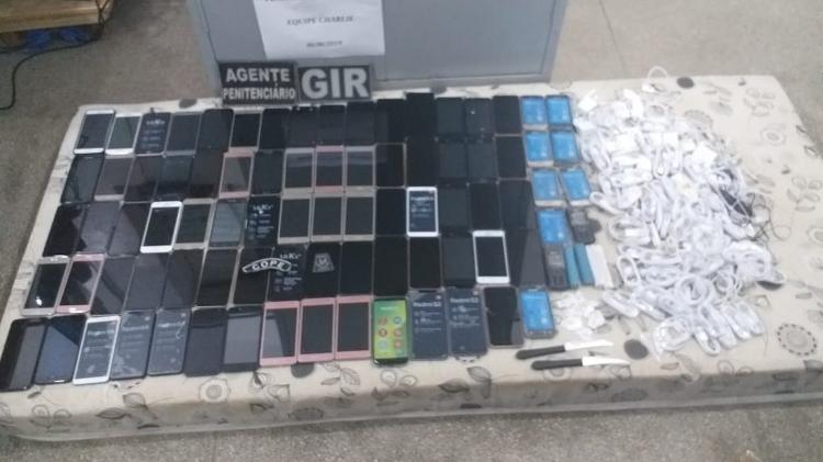 Celulares apreendidos dentro de freezer em penitenciária em Cuiabá - Divulgação - Divulgação