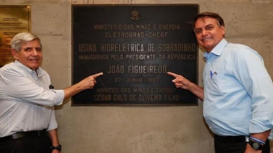 Em evento na Bahia, o ministro Augusto Heleno e o presidente Jair Bolsonaro posam para foto com o nome do último ditador, João Figueiredo - Alan Santos/PR/Agência Brasil