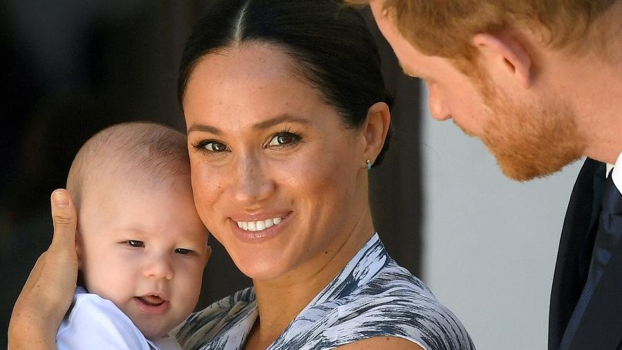 O príncipe britânico Harry e sua esposa Meghan, duquesa de Sussex, seguram seu filho Archie; casal também é pai de Lilibet Diana - 25.set.2019 - Toby Melville/Reuters