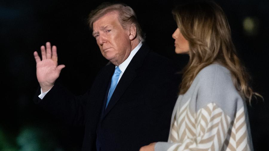 5.jan.2020 - O presidente dos EUA, Donald Trump, junto com a primeira-dama, Melania, em Washington - Saul Loeb/AFP