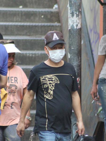 Pessoa usando máscara na Rua 25 de Março em São Paulo - Willian Moreira/Futura Press/Estadão Conteúdo