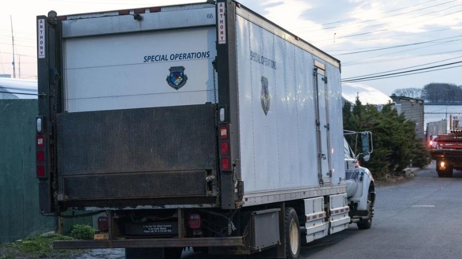 Caminhão para armazenar e transportar mortos por covid-19 - EuropaNewswire/Gado/Gado via Getty Images