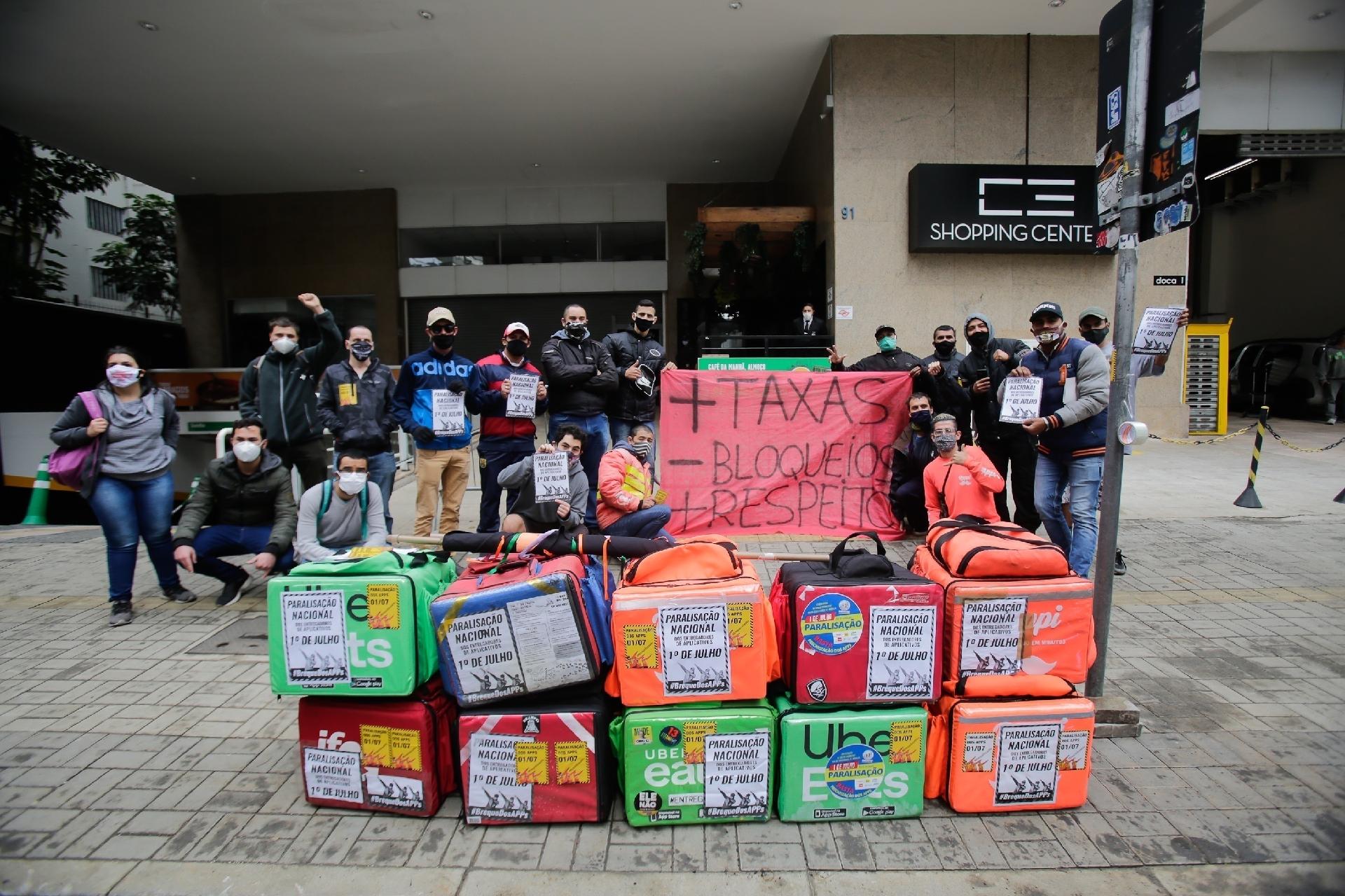 Movimentação da greve dos entregadores na rua Luis Coelho, em São Paulo, nesta quarta-feira (1). Categoria faz paralisação nacional com exigências a apps como iFood, Rappi, Uber Eats e Loggi - Leo Orestes/Framephoto/Estadão Conteúdo