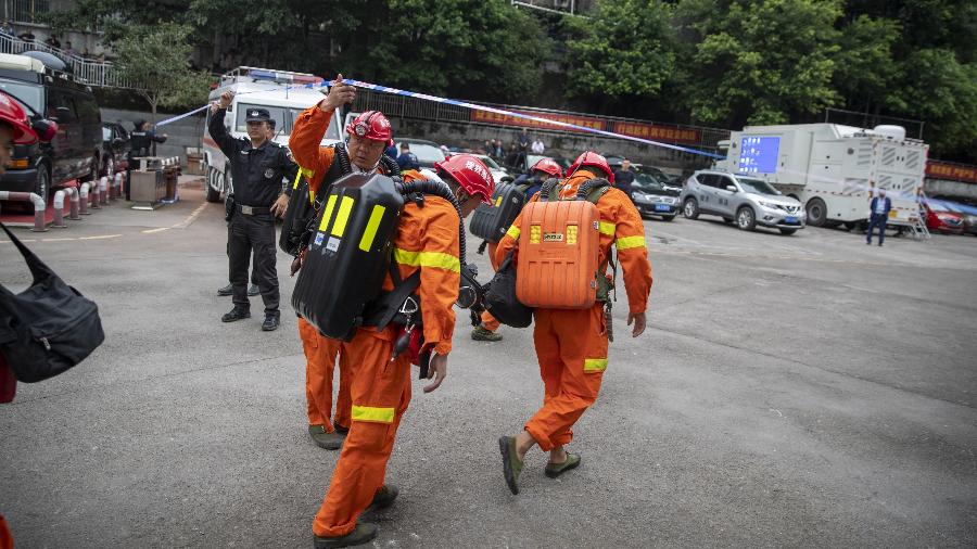 Equipe de resgate chega ao local para resgatar vítimas de intoxicação em mina de carvão na cidade chinesa de Chongqing - Huang Wei/Xinhua