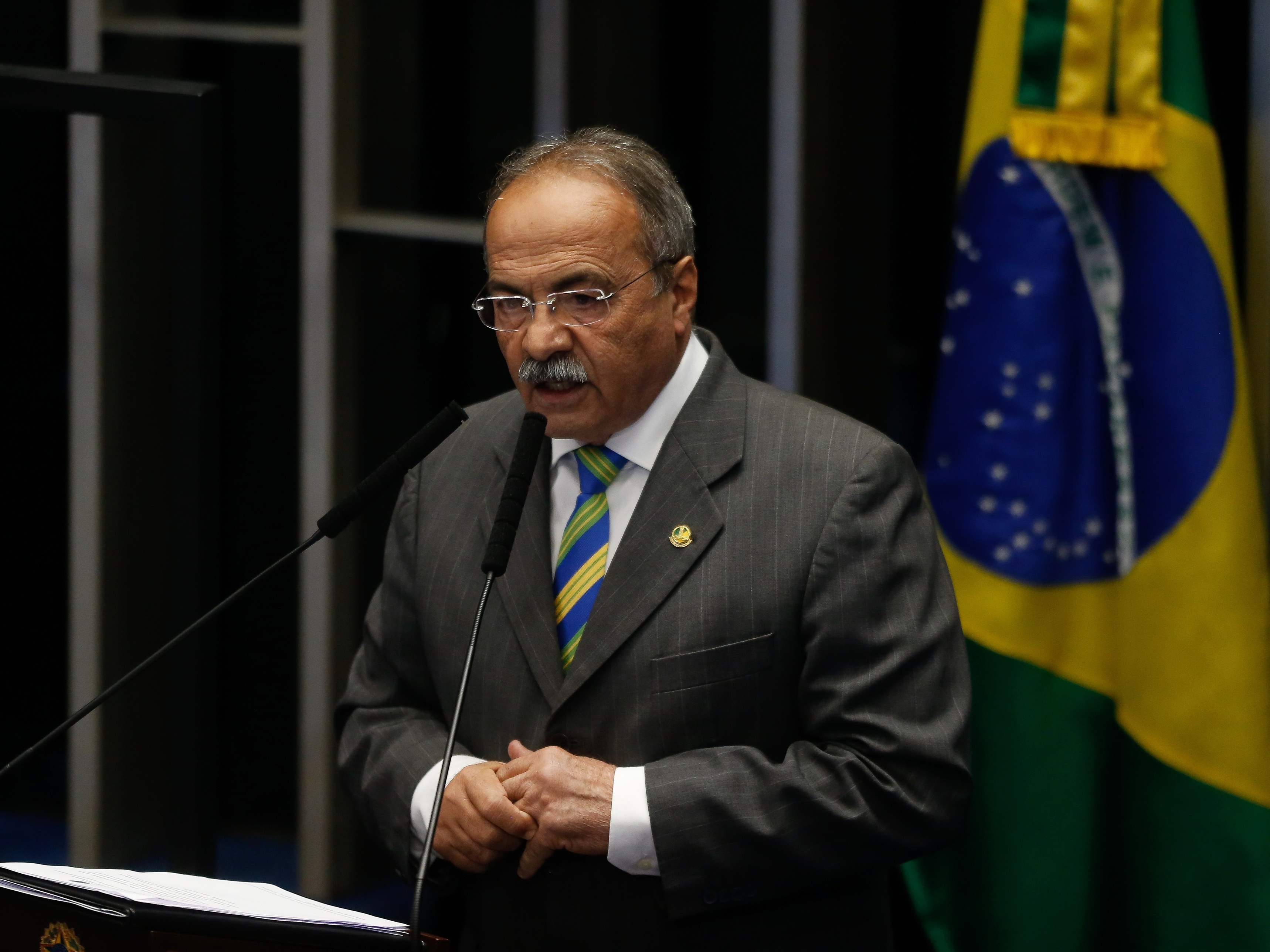 Senador pego com dinheiro na cueca vira meme nas redes