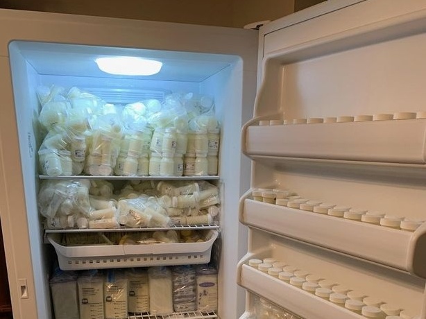 Mãe ganha R$ 100 mil vendendo leite materno para outras mulheres