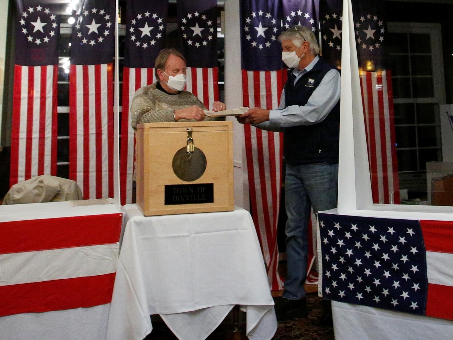3.nov.2020 - Sessão eleitoral em Dixville Notch, no estado de New Hampshire, é a primeira a abrir e encerrar a votação nos EUA - Ashley L. Conti/Reuters