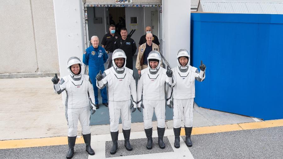 Da esquerda para a direita: os astronautas Shannon Walker, Victor Glover e Michael Hopkins, da Nasa, e Soichi Noguchi, da Agência de Exploração Aeroespacial do Japão - NASA/Joel Kowsky/(NASA/Joel Kowsky)