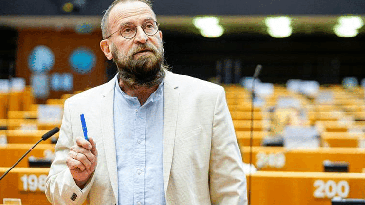 O eurodeputado József Szájer, integrante do Fidesz, partido do primeiro-ministro de extrema direita da Hungria, foi flagrado em uma orgia O eurodeputado József Szájer, integrante do Fidesz, partido do primeiro-ministro de extrema direita da Hungria, foi flagrado em uma orgia