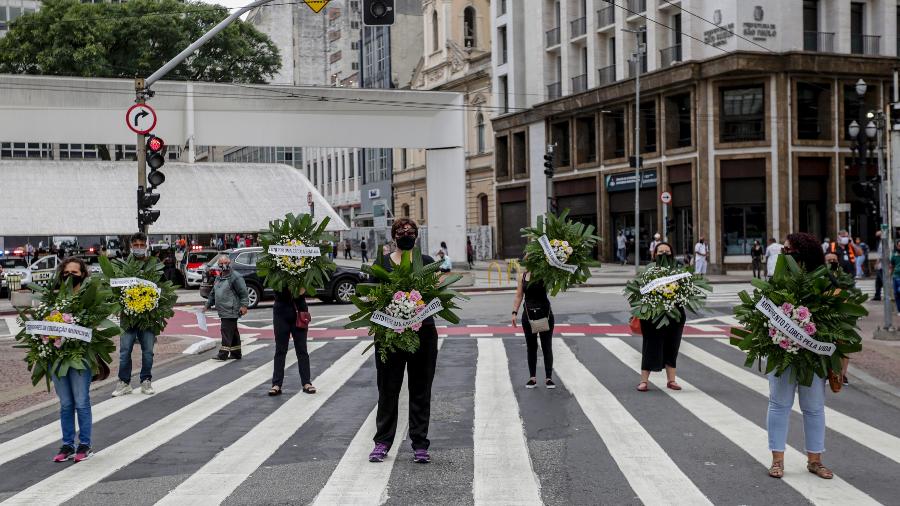 Ontem professores da rede municipal de ensino protestaram em frente à sede da Prefeitura de São Paulo no Viaduto do Chá - Suamy Beydoun