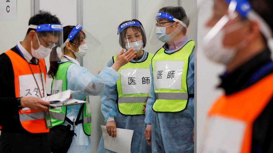 Profissionais de saúde em treinamento para a vacinação em massa em Tóquio; quase 400 pessoas foram infectadas com nova cepa do coronavírus - REUTERS/Issei Kato