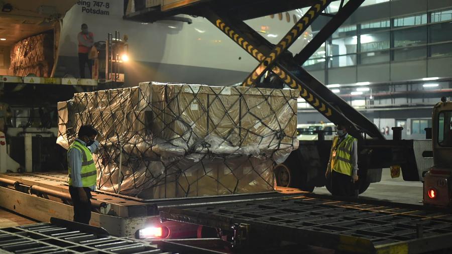 Funcionários descarregam equipamentos médicos vindos do Reino Unido em aeroporto de Nova Déli, na Índia - AFP/ Foreign, Commonwealth & Development Office