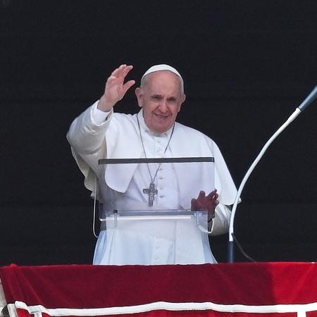 O Papa Francisco acena no Vaticano - Andreas Solaro/AFP